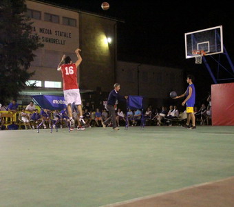 Realizzazione dell'impianto di pubblica illuminazione dei campi da basket della scuola "L. Signorelli"