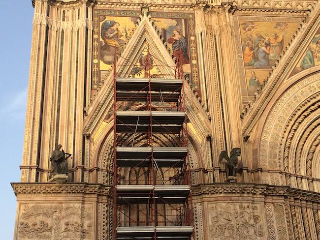 Restauro ultimato, San Michele e il drago tornano sulla facciata del Duomo 