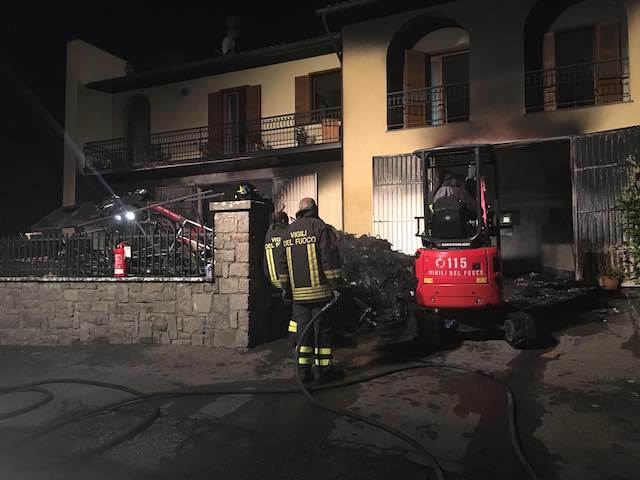 Palazzina Inagibile Danni Ingenti Dopo L Incendio Che Ha Devastato Il Negozio Di Abbigliamento