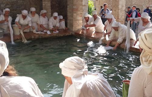 L'energia travolgente della Compagnia delle Lavandaie della Tuscia alla Maggiolata di Assisi