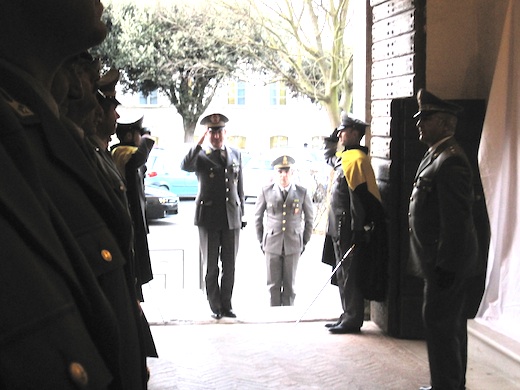 Inaugurazione del nuovo assetto di Palazzo Crispo. Un affresco del Liceo d'Arte allieta la Tenenza della Guardia di Finanza