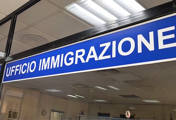 La Polizia accompagna due stranieri in frontiera. Incessante l'espulsione di individui pericolosi