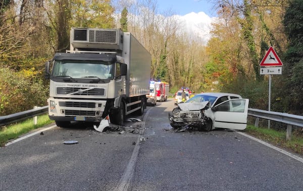 Scontro Tra Un Camion E Un'auto Sulla Statale 448 Di Baschi ...