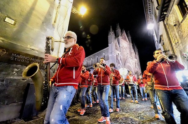 Street parade dei Funk Off, orari e vie del centro storico per seguire la marching band