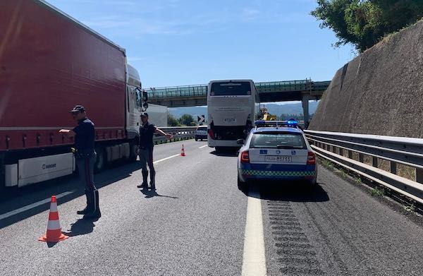 Autobus in avaria e incidente con sei veicoli lungo l'Autostrada del Sole