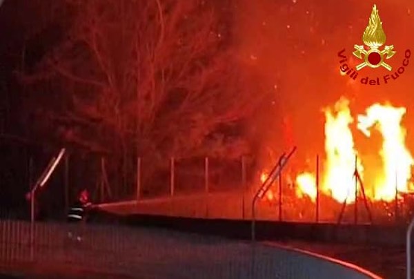 Incendio boschivo in prossimità della centrale elettrica