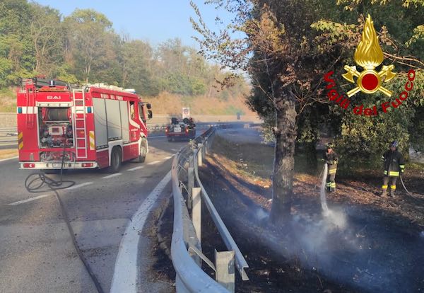 A fuoco le sterpaglie nei pressi del casello autostradale