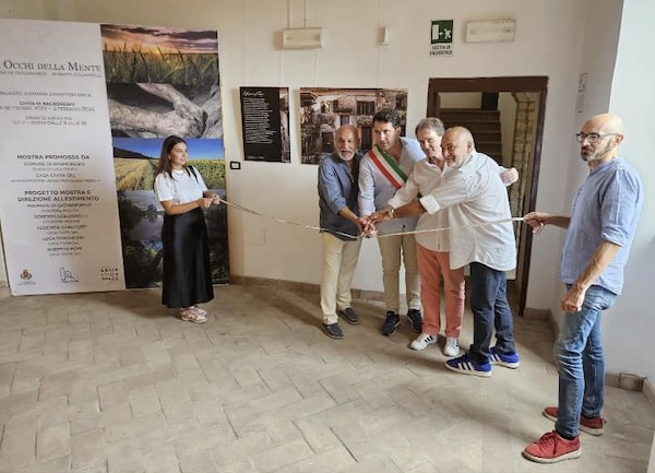 Taglio del nastro a Civita di Bagnoregio per la mostra fotografica "Gli Occhi della Mente"