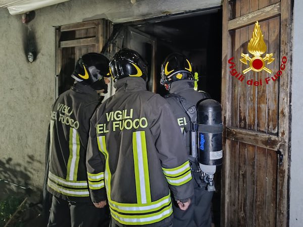 Incendio in un appartamento, le fiamme distruggono la cucina