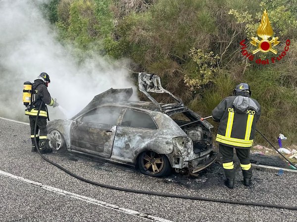 Fumo dal motore dell'auto, l'intervento dei Vigili del Fuoco evita l'esplosione 