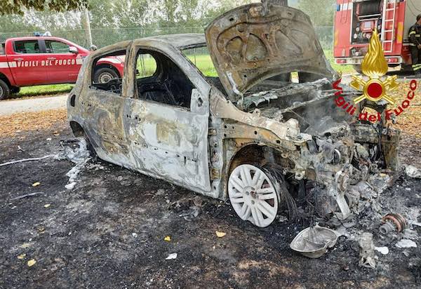 Trovato il corpo carbonizzato di un 45enne all'interno di un'auto in fiamme