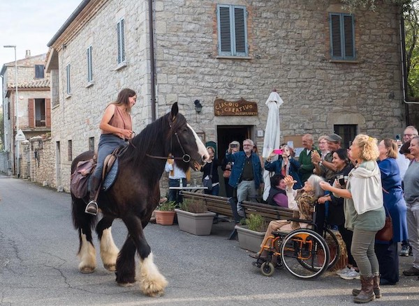 Da Macclesfield ad Acqualoreto, Flora torna a casa a cavallo lungo la Via Francigena