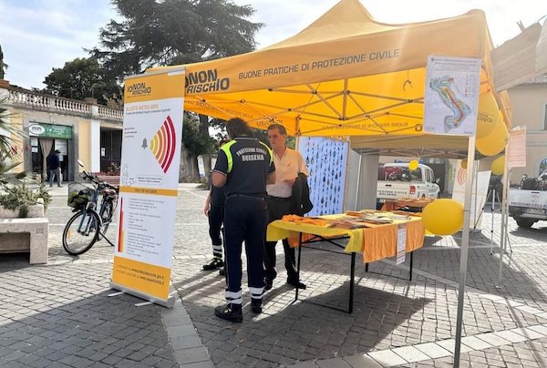 Volontari della Protezione Civile in piazza per "Io non rischio 2024"