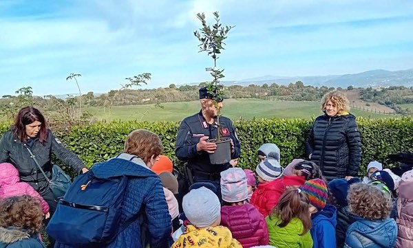 Giornata Nazionale degli Alberi, messi a dimora due piccoli arbusti 