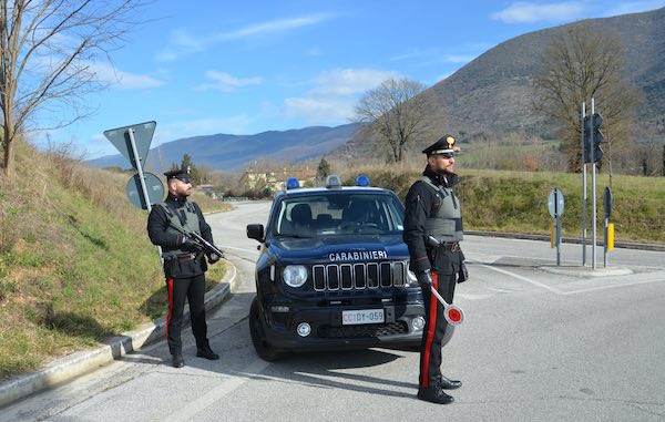 Si appropria del portafogli di una donna, 48enne denunciato dai Carabinieri