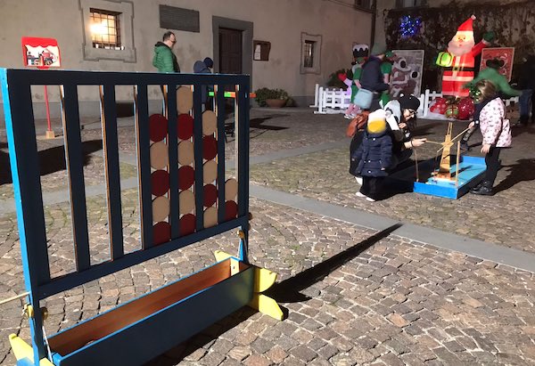 Giochi in legno e calore umano per "Borgo in Festa di Babbo Natale"