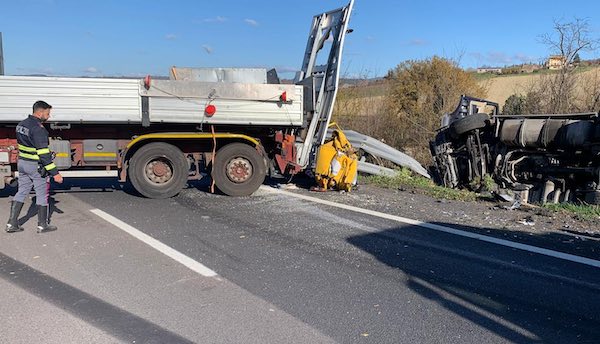 Incidente tra mezzi pesanti, uno dei due finisce in una scarpata