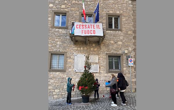 L'Albero di Natale di fronte al Comune, segnale di speranza affinché le cose cambino