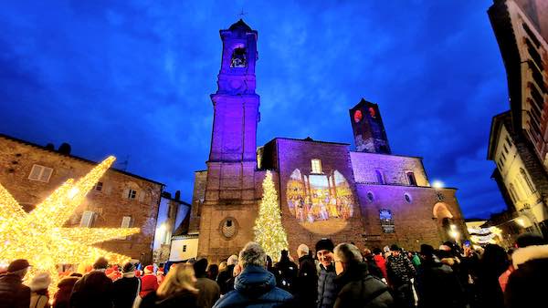 L'accensione dell'Albero e della Stella Polare apre i festeggiamenti 