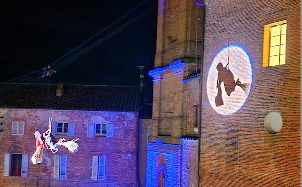 Nasi all'insù, la Befana scende dal Campanile del Duomo