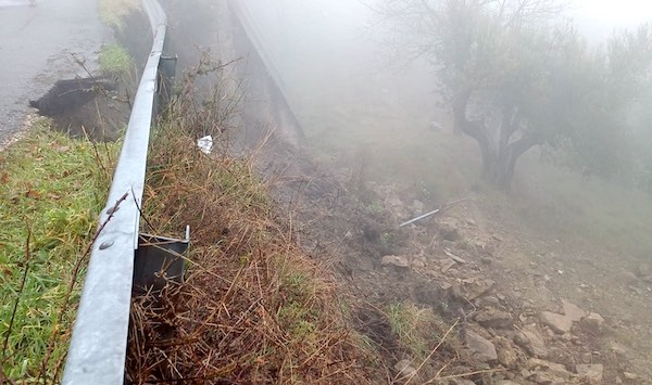 Frana sulla Strada Provinciale 143, si circola a senso unico alternato