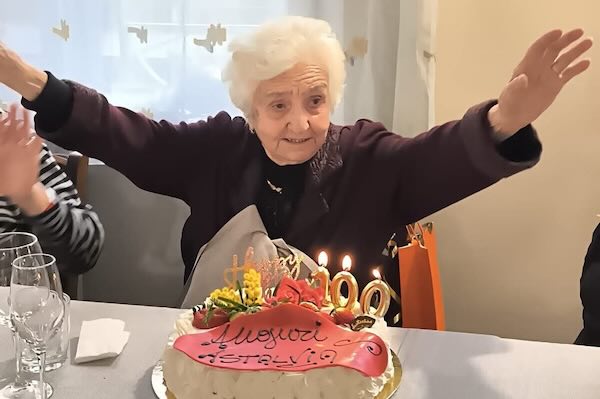 Festa grande per i 100 anni di Nonna Stelvia. "Un grande esempio per la comunità"