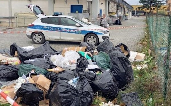 Abbandona rifiuti di fronte all'alimentari, denunciato dalla Polizia Locale