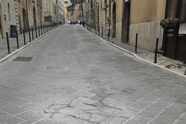 "I dissesti in Via Ciuffelli e Via Mazzini dovranno essere sanati con urgenza a cura e spese dell'impresa esecutrice"